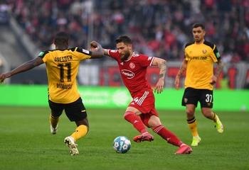 10 mẫu áo bóng đá hot nhất 2026 - Mua áo bóng đá chính hãng, chất liệu tốt và bí quyết phối đồ