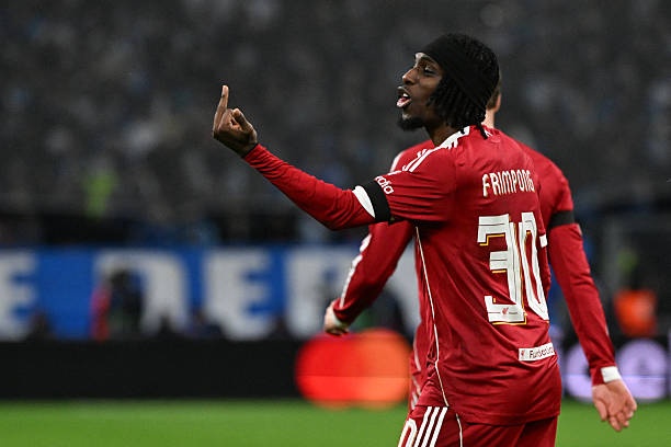 Hướng dẫn chơi đá bóng cho người mới bắt đầu với kỹ thuật, chiến thuật và mẹo luyện tập hiệu quả